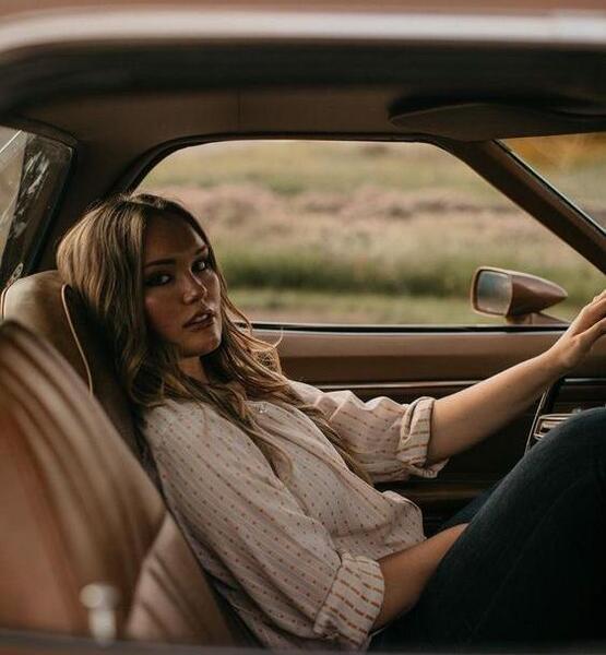 ژست عکس دخترانه داخل ماشین