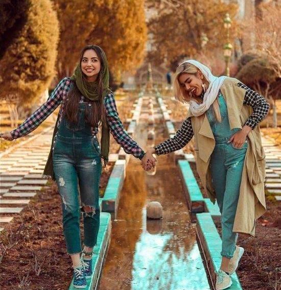 ژست های دخترانه برای عکس گرفتن
