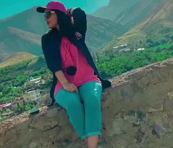 دخترانه ژست عکس گرفتن با گوشی