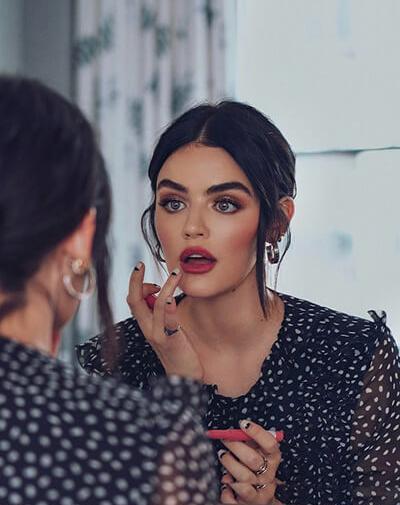 ژست عکس گنگ دخترانه در خانه