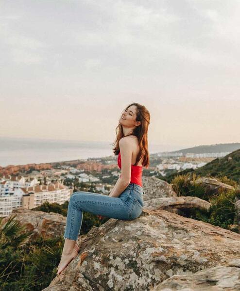 چند مدل ژست برای عکس گرفتن دخترانه