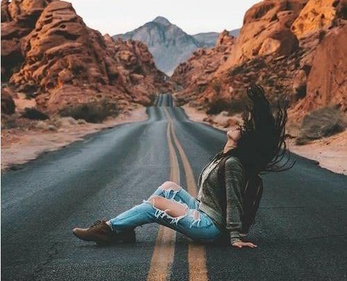 ژست عکس گرفتن دخترانه در کوه