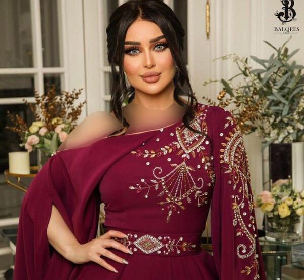 ژست عکس دخترانه تکی با لباس مجلسی