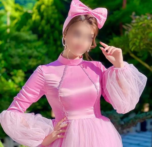 ژست عکس دخترانه تکی با لباس مجلسی