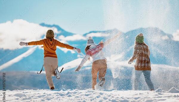 ژست عکس برفی دخترانه