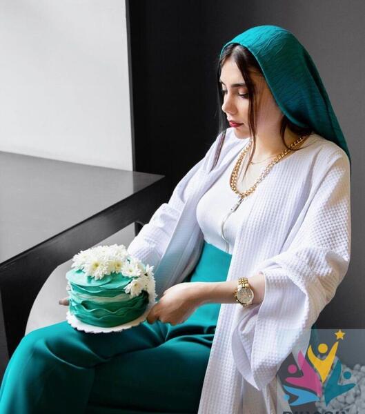 ژست عکس تک نفره دخترانه ایستاده