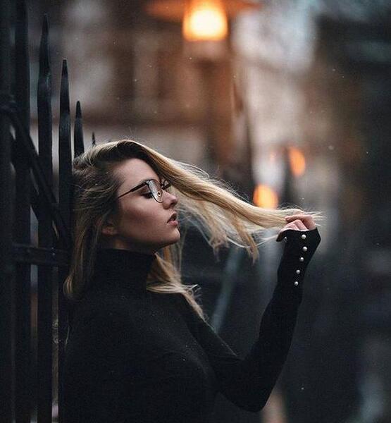 ژست عکس تک نفره دخترانه ایستاده
