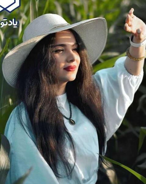 عکس ژست دخترانه در جنگل