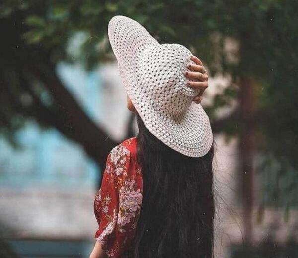 عکس پروفایل دختر با کلاه زمستانی
