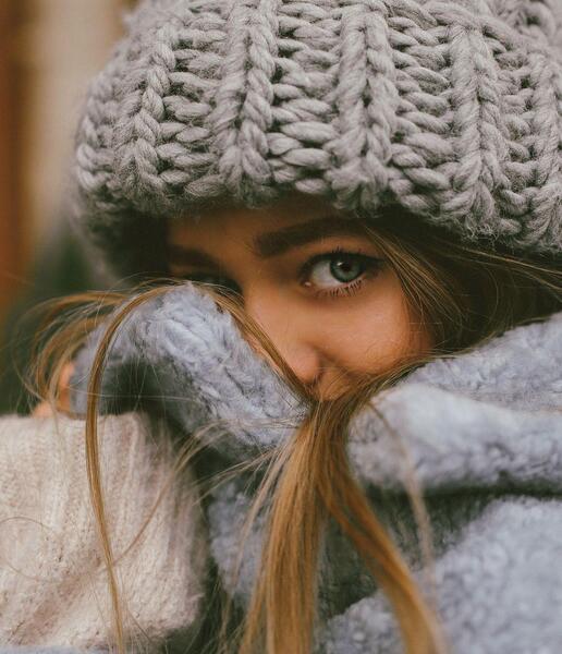 عکس پروفایل دختر با کلاه زمستانی