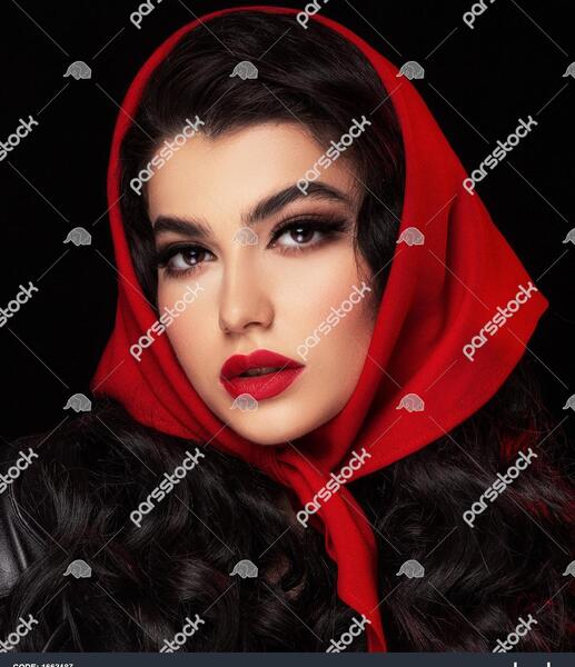 عکس پروفایل دختر با شال قرمز