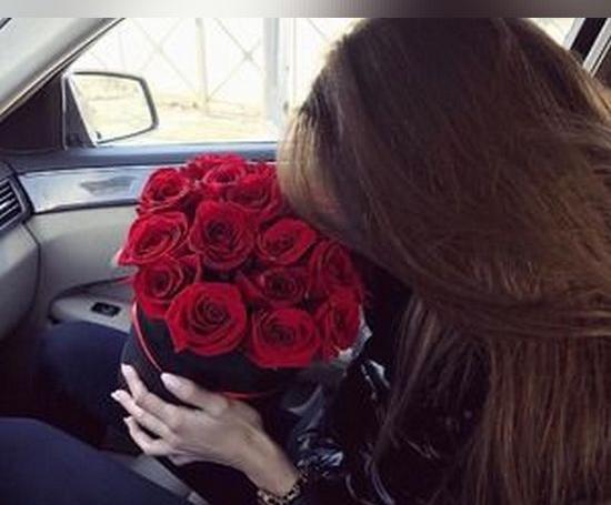 عکس پروفایل دختر با گل قرمز