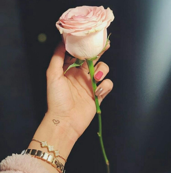 عکس دختر با شاخه گل برای پروفایل