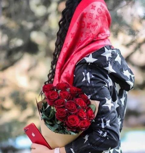عکس دختر با گل پروفایل