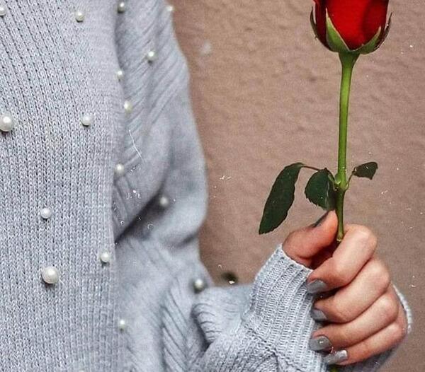 عکس دختر با گل پروفایل