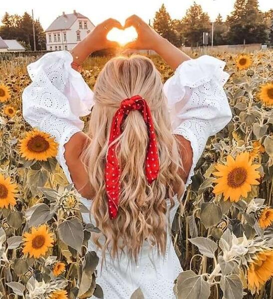 عکس دختر کنار گل برای پروفایل