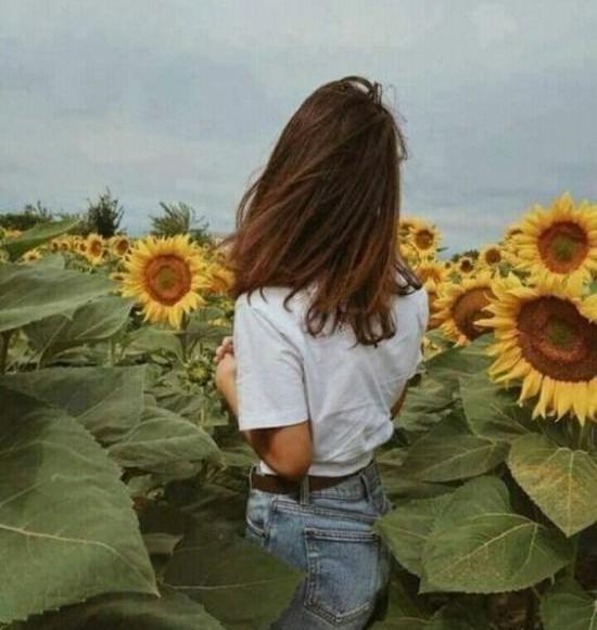 عکس دختر کنار گل برای پروفایل