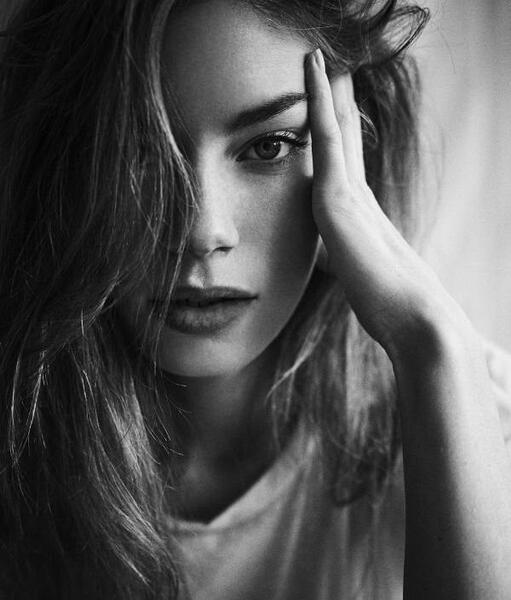 عکس دختر لاکچری برای پروفایل سیاه سفید