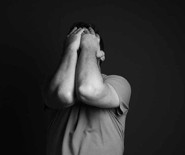 عکس دختر خسته برای پروفایل با متن