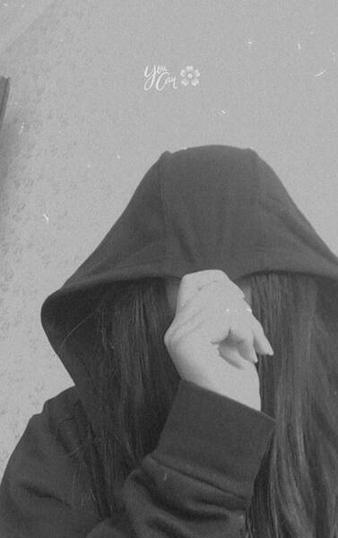 عکس دختر با هودی مشکی برای پروفایل