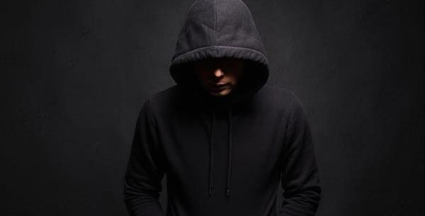 عکس دختر با هودی مشکی برای پروفایل