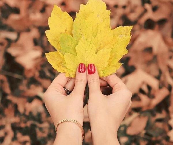 عکس دختر با لباس زرد برای پروفایل