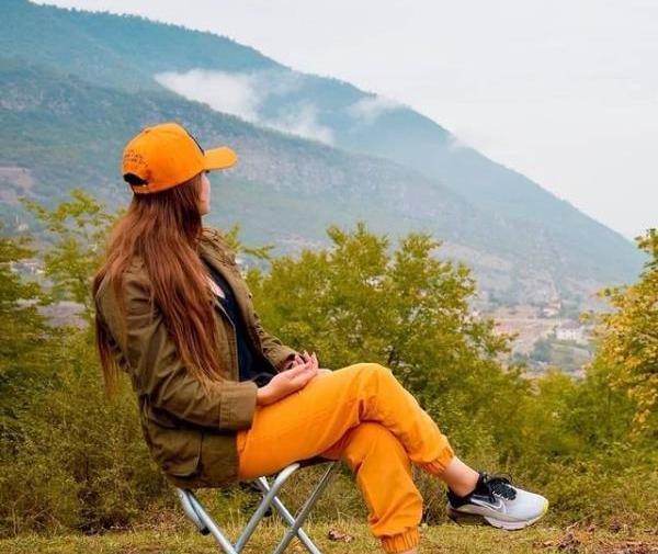 عکس دختر با لباس زرد برای پروفایل