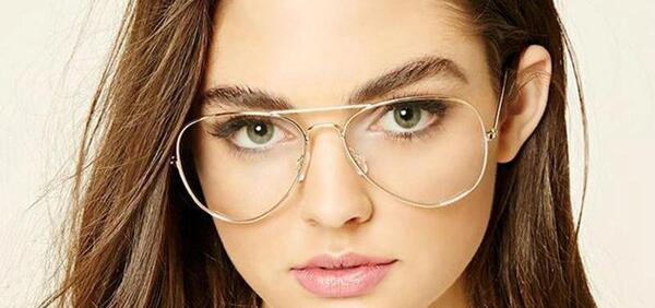 عکس دختر با عینک طبی برای پروفایل