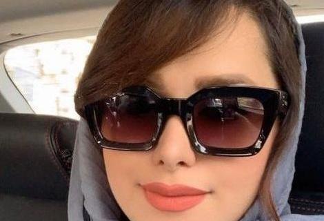 عکس دختر با عینک طبی برای پروفایل