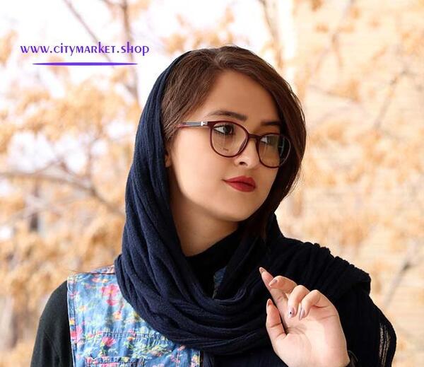 عکس دختر با عینک طبی برای پروفایل