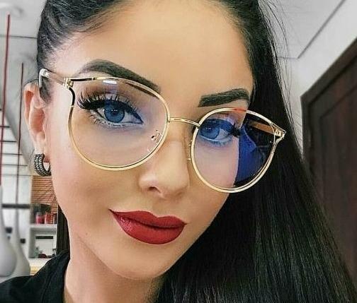 عکس دختر با عینک طبی برای پروفایل