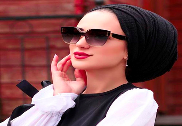 عکس دختر با عینک طبی برای پروفایل