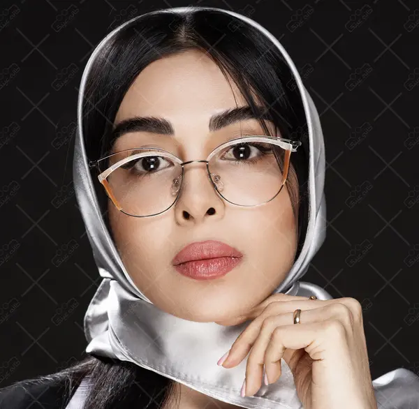 عکس دختر با عینک طبی برای پروفایل