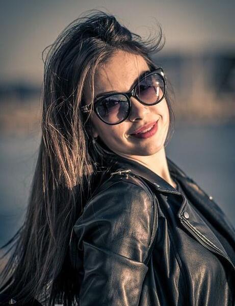 عکس دختر با عینک طبی برای پروفایل