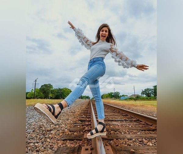 عکس دختر ۱۹ساله خارجی برای پروفایل