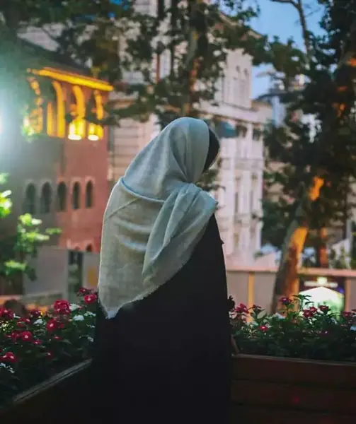 عکس دختر با شال از پشت برای پروفایل