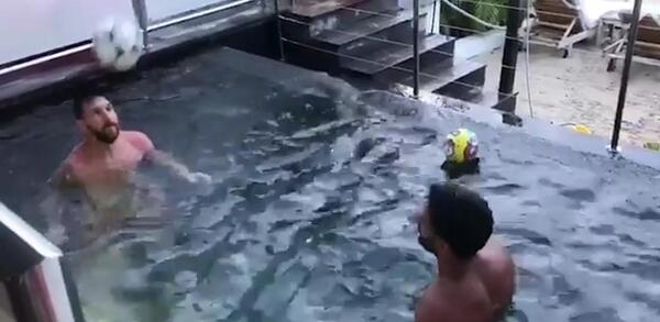 عکس رونالدو و خانواده اش در استخر