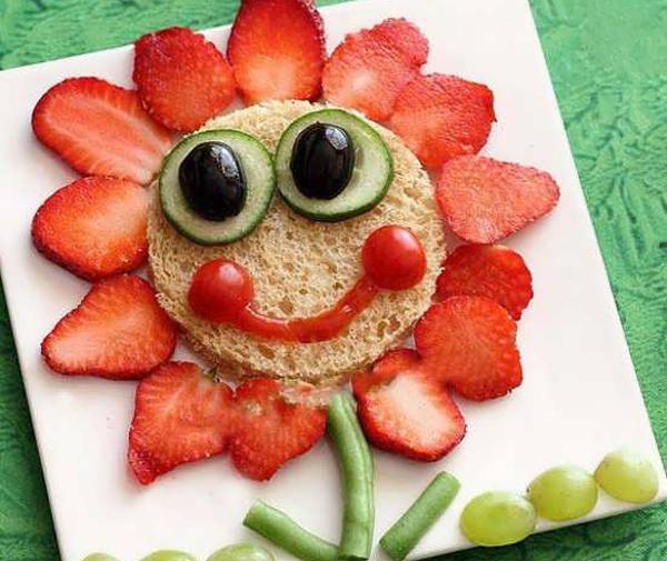 عکس دختر توت فرنگی برای روی کیک