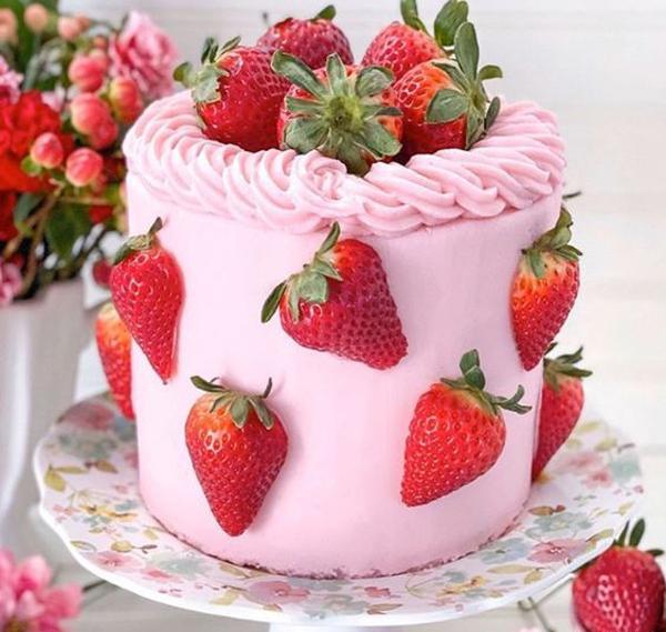 عکس دختر توت فرنگی برای روی کیک
