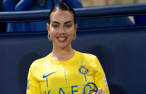 عکس رونالدو با لباس زرد