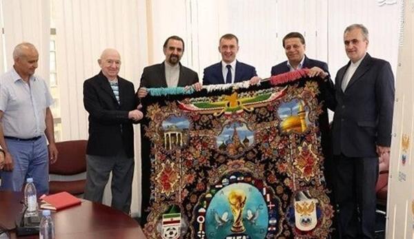 عکس رونالدو با فرش ایرانی در خانه اش
