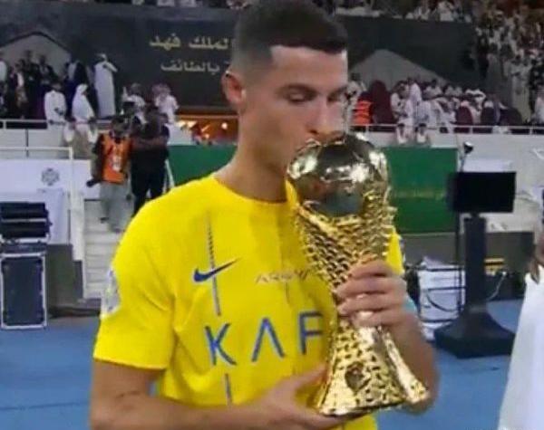 عکس جام رونالدو در النصر