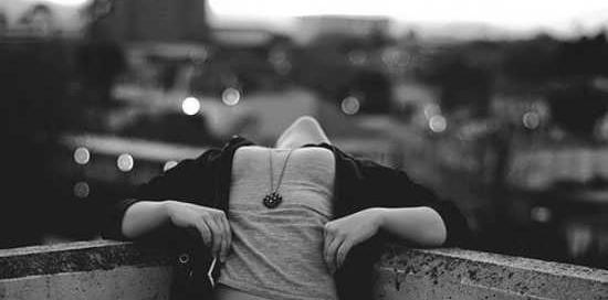 عکس دخترانه تنها غمگین