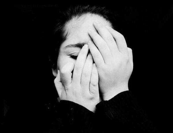 عکس دخترونه دست روی صورت