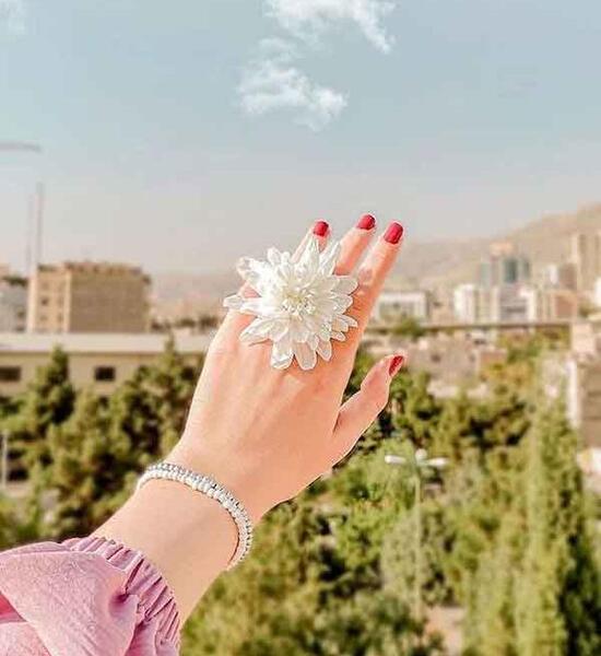 عکس دست دخترونه طبیعی
