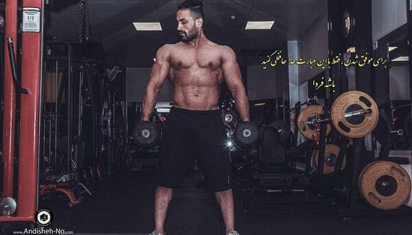 ژست عکس دخترانه در باشگاه بدنسازی