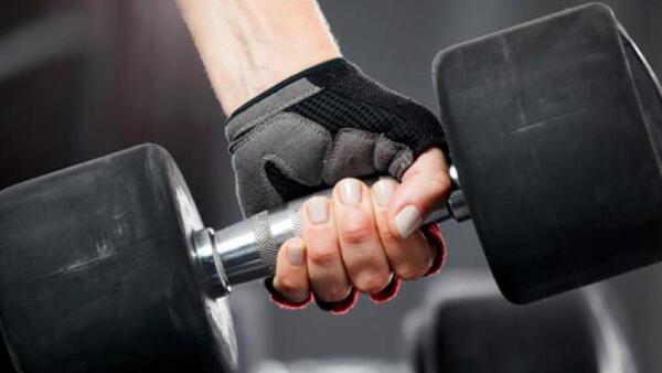 ژست عکس دخترانه در باشگاه بدنسازی