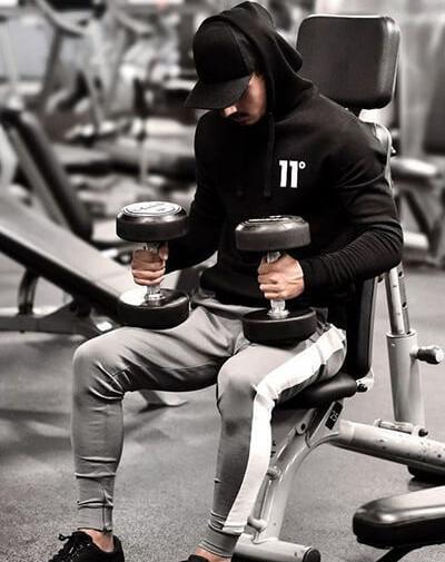 ژست عکس دخترانه در باشگاه بدنسازی