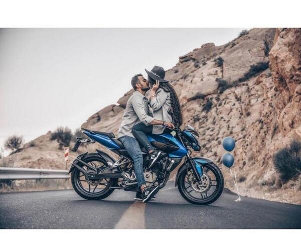 ایده عکس دونفره با موتور