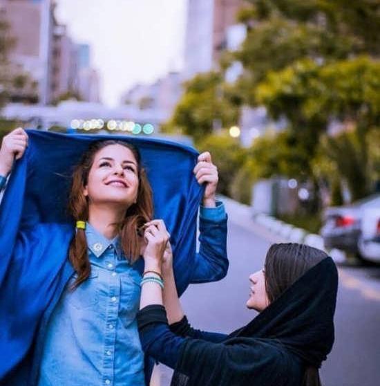ژست عکس دونفره دوستانه دخترانه